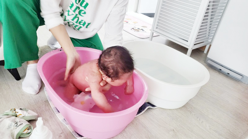 아기 목욕시키기