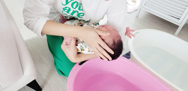 아기 목욕시키기